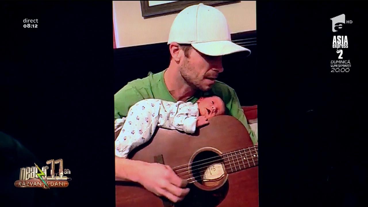 Smiley News. Videoclipul ce topește inima Internetului! Un bebeluș adoarme pe chitara tatălui, în timp ce bărbatul îi cântă