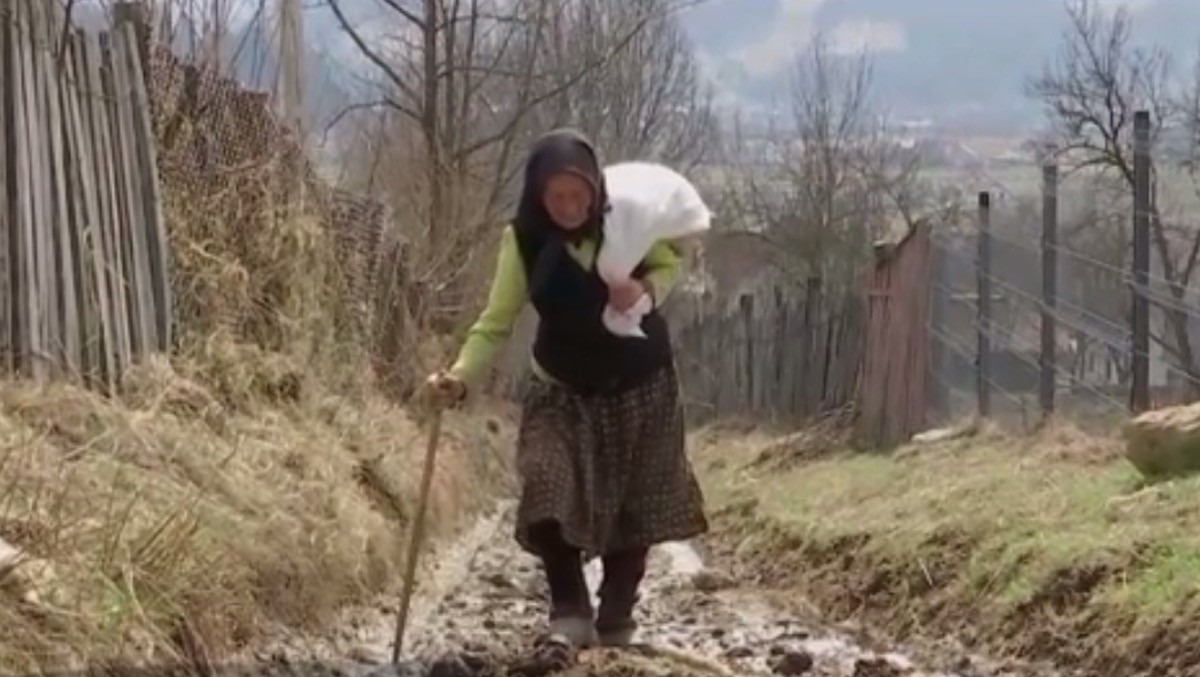 Zeci de maramureşeni se străduiesc să supravieţuiască &icirc;n satul lor izolat