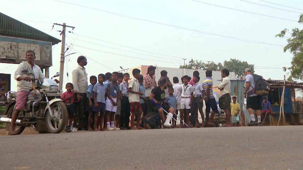 Mirosul din India le-a dat stomacul peste cap! Şerban Copoţ: Pentru prima dată &icirc;n viaţa mea am văzut o toaletă lungă de 500 de metri. Plantaţie de icre indiene!