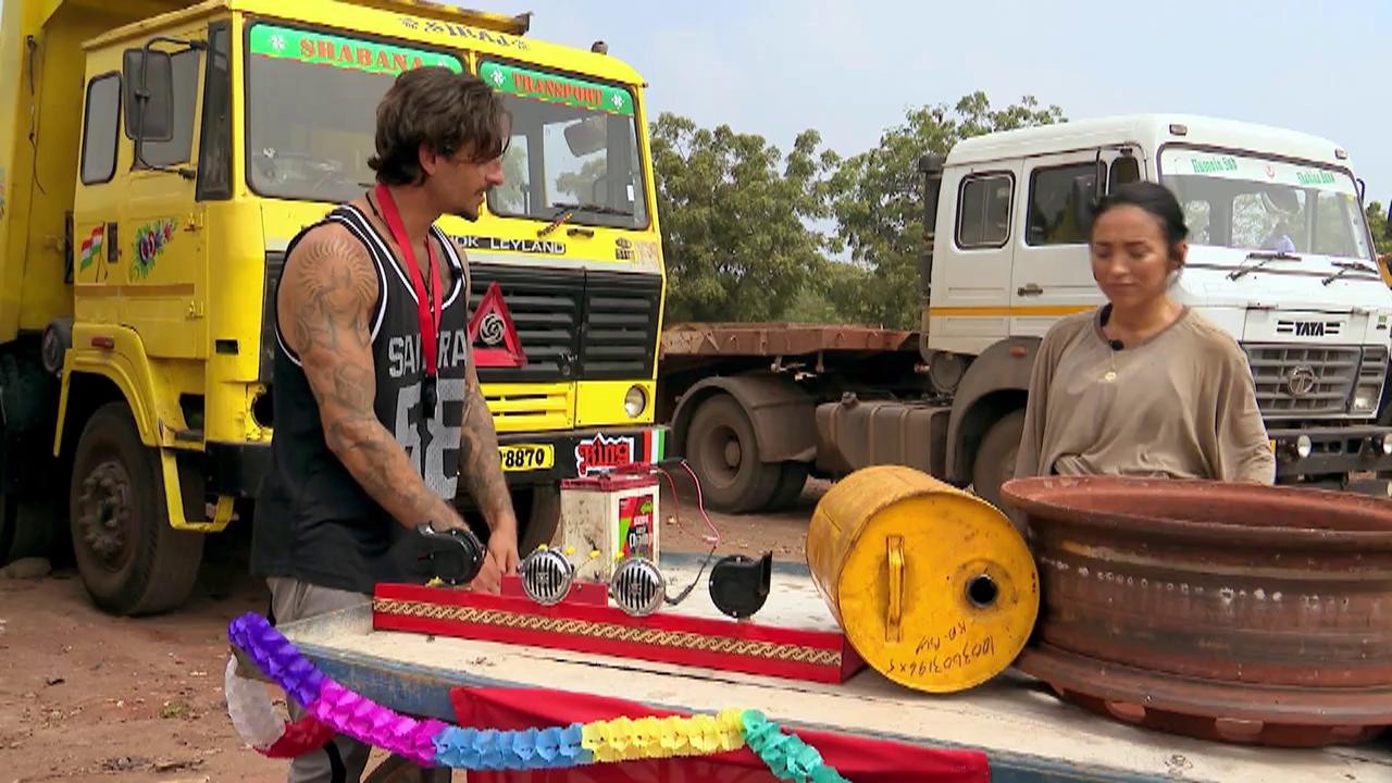 Ordinea plecării a fost decisă de un jingle compus din claxoane, canistre şi jante!