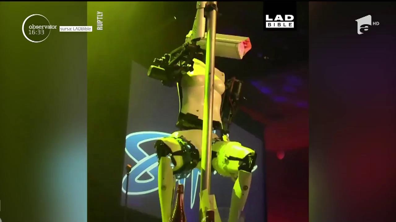 Doi roboţi umanoizi dansează la bară, &icirc;ntr-un club de noapte din Las Vegas