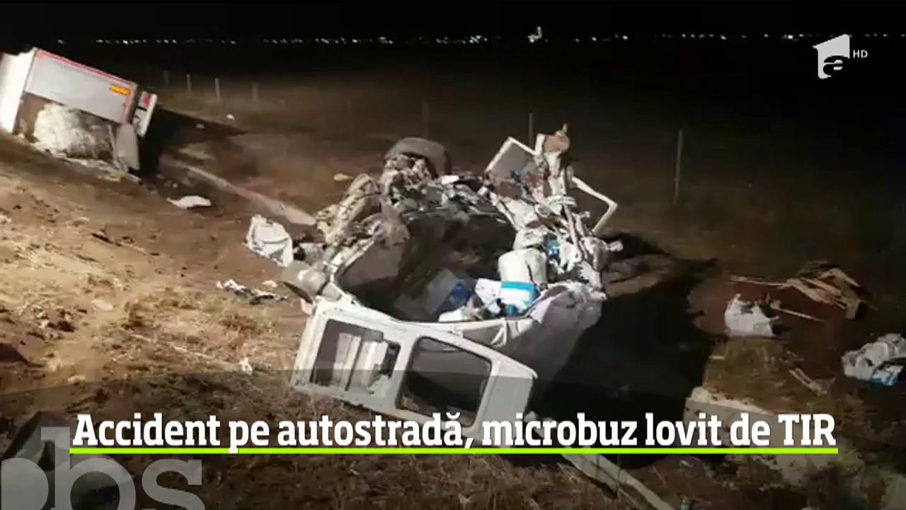 Accident extrem de violent pe autostrada Timişoara - Lugoj &icirc;n zona localităţii Remetea Mare. Un bărbat şi-a pierdut viaţa &icirc;n urma impactului dintre un TIR şi un microbuz