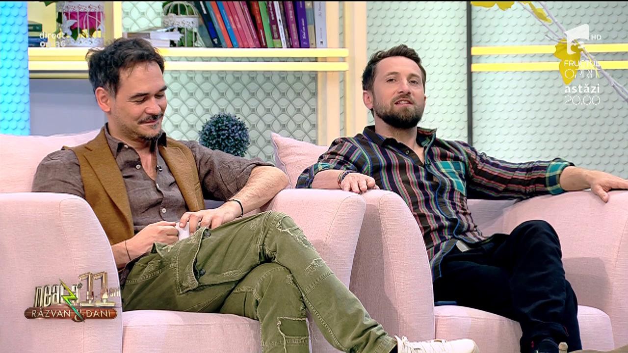 Răzvan Simion, extrem de bine &icirc;mbrăcat și frezat! Dani Oțil: De ce ți-ai dat cu parfum dublu, te vezi și cu altă televiziune, mai ai și alt matinal?