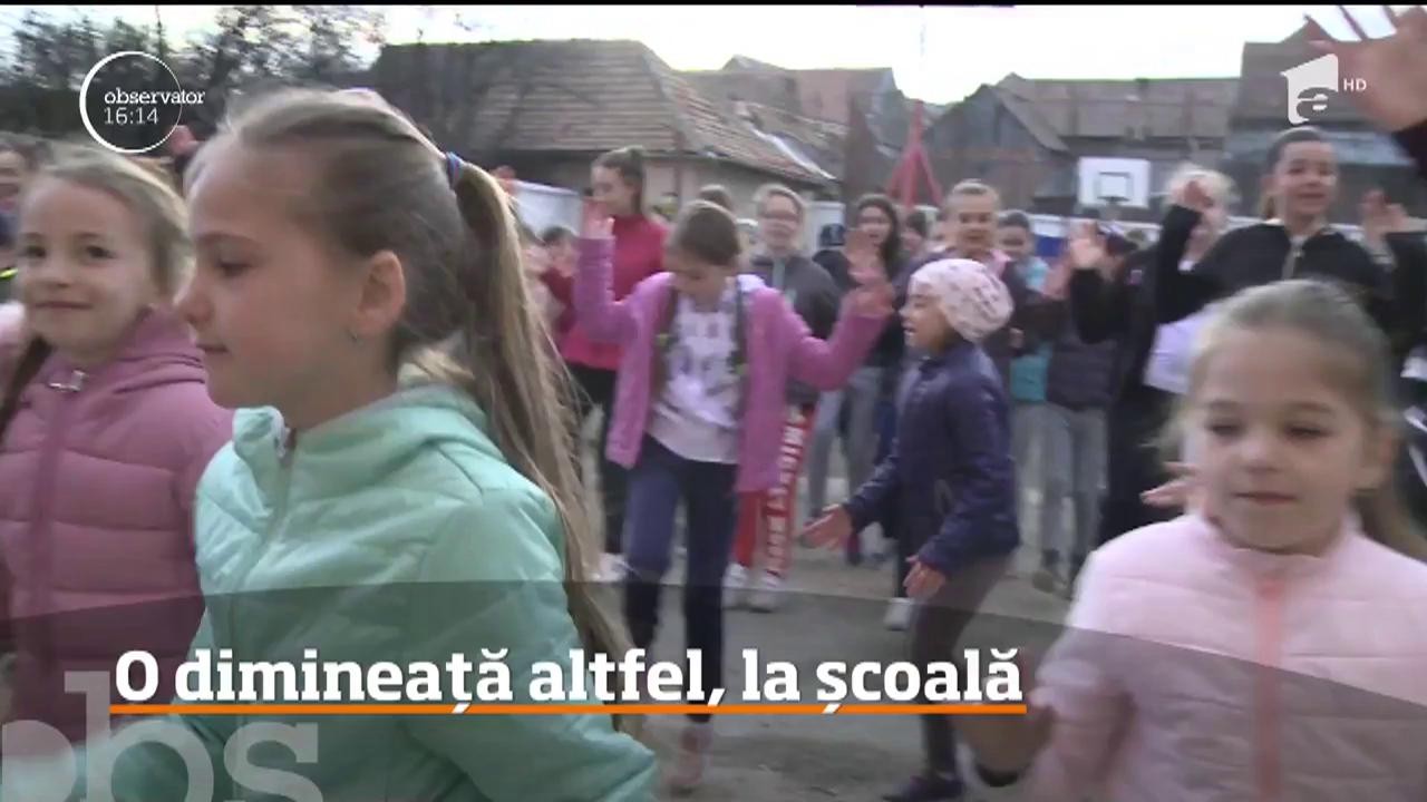 Copiii de la şcoala din Răşinari &icirc;ncep orele de curs cu dans şi muzică. Timp de trei minute, elevii dansează zumba alături de profesori