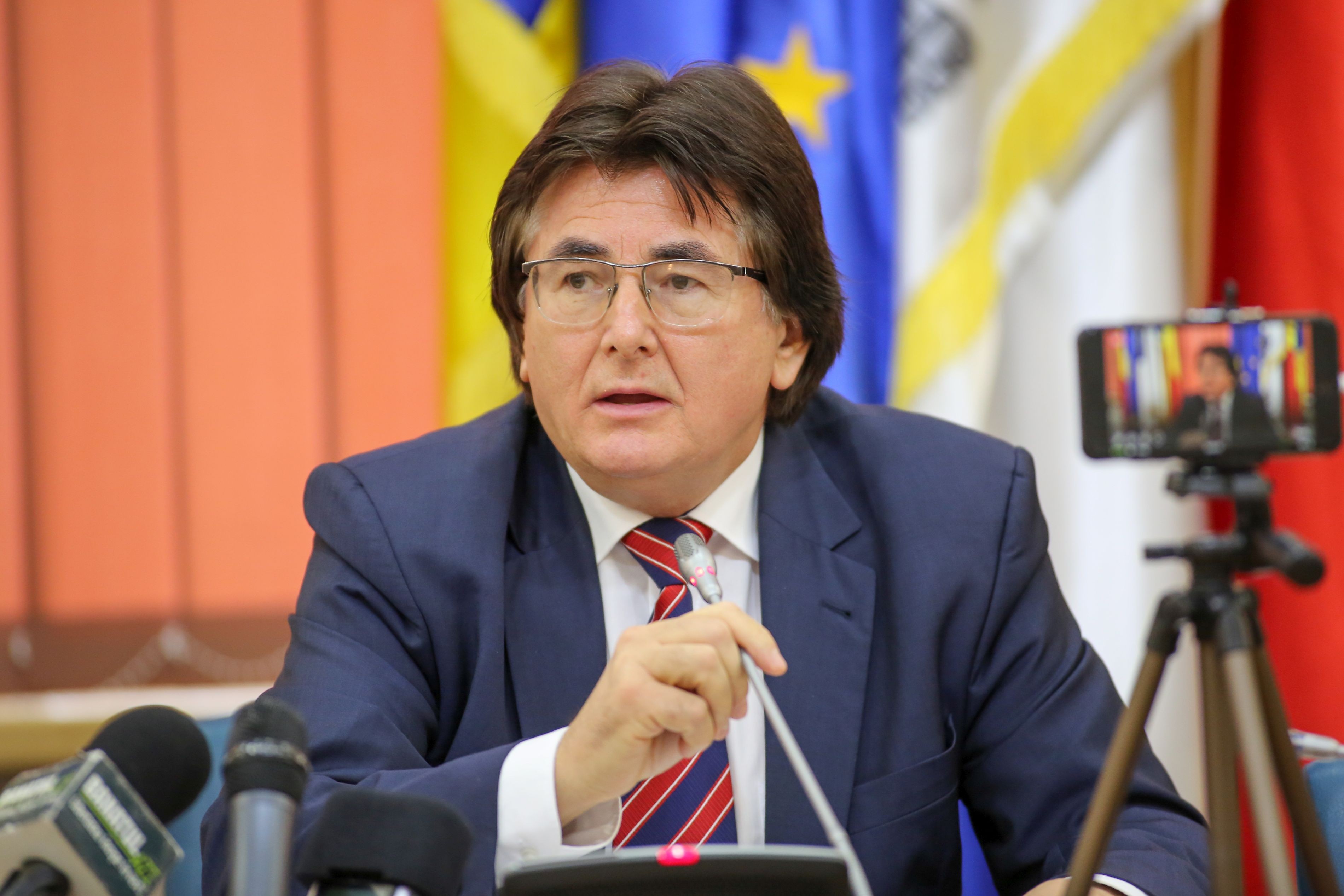 Primarul Timişoarei s-ar putea alege cu dosar penal, după ce s-a căţărat pe un st&acirc;lp şi a tăiat cablurile suspendate