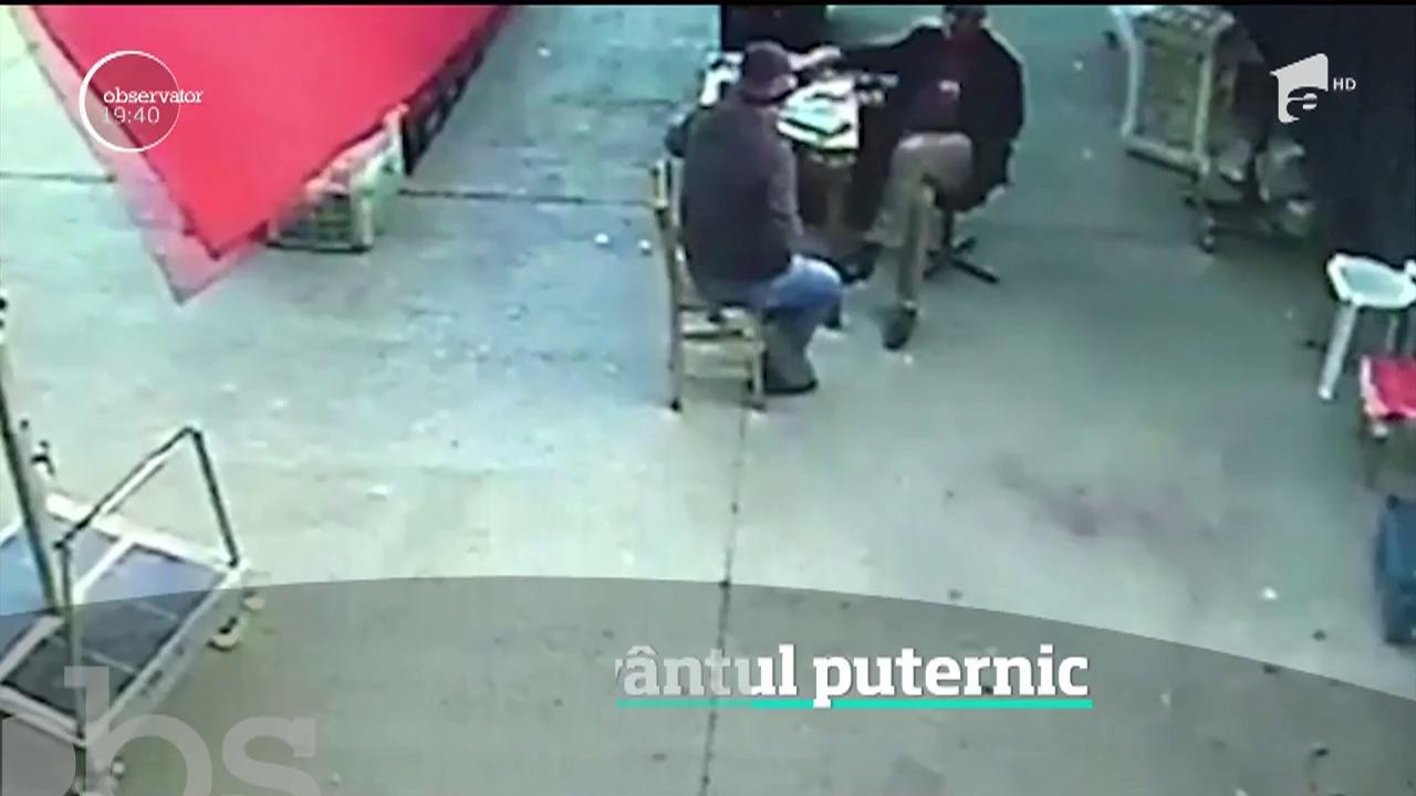 Bărbat din Turcia, luat pe sus de v&acirc;nt! Individul &icirc;ncerca să ancoreze o umbrelă