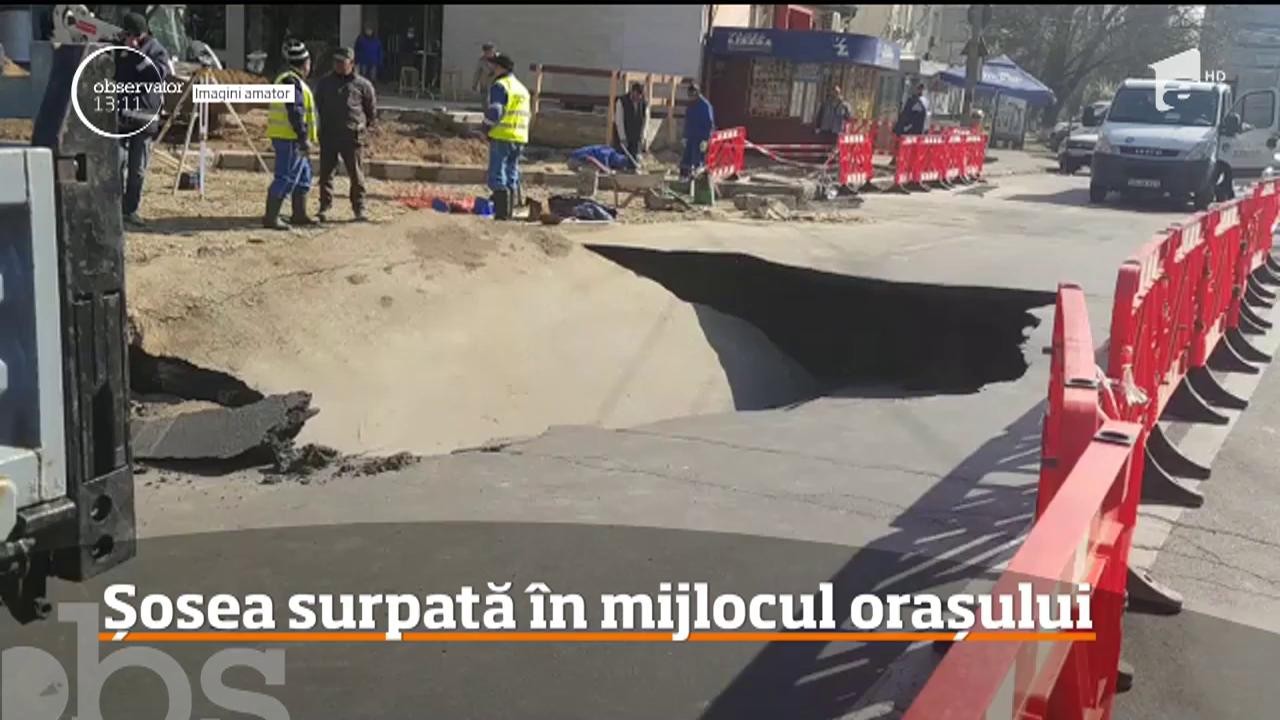 Este blocaj total &icirc;n centrul Galaţiului după ce o şosea s-a surpat sub ochii şoferilor