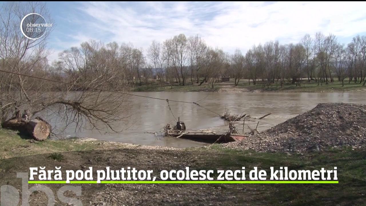 &Icirc;n lipsa unui pod, mii de localnici din Hunedoara traversau r&acirc;ul Mureş cu brudina