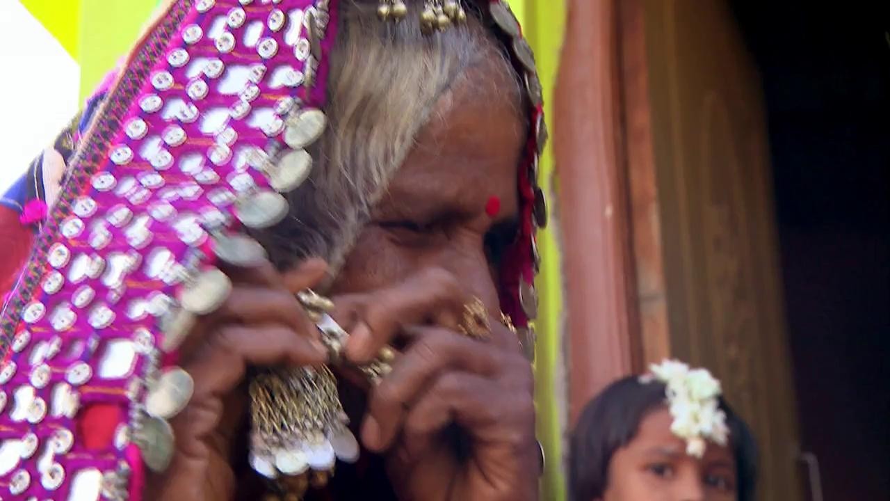 Ana Morodan, &icirc;n timp ce &icirc;mbrăca o țigancă: Gata, vomit! Doamna nu a făcut cunoștință cu apa de mult timp!