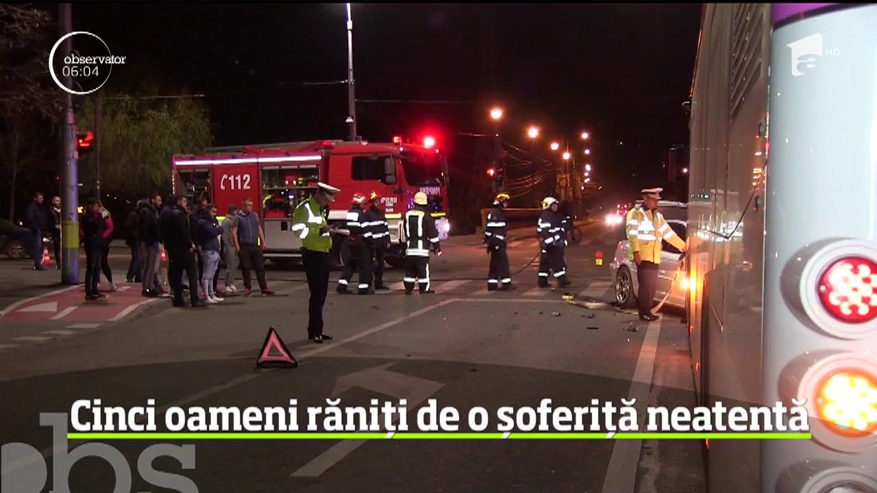 Cinci oameni, dintre care trei pietoni, au ajuns la spital, după ce o soferiţă a pătruns &icirc;ntr-o intersecţie pe culoarea roşie şi a intrat &icirc;ntr-o maşină care circula regulamentar &icirc;n Cluj Napoca