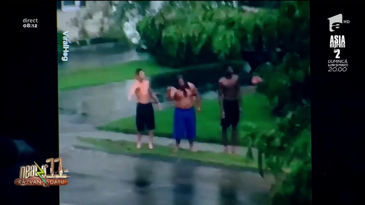 Smiley News. Cea mai bună soluţie de a face economie la apă: duşul pe stradă