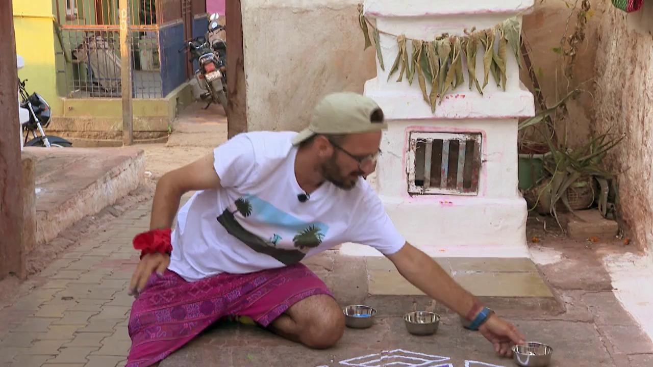 O nouă provocare. Vedetele din Asia Express trebuie să reproducă semnul care te scapă de blestem și ghinion