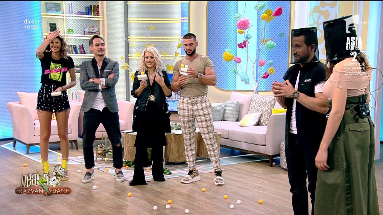 Dani Oţil şi Amalia au inventat sărutul apicultorilor! "Zici că sunt Bendeac! Cum prind una &icirc;n platou cum o..."