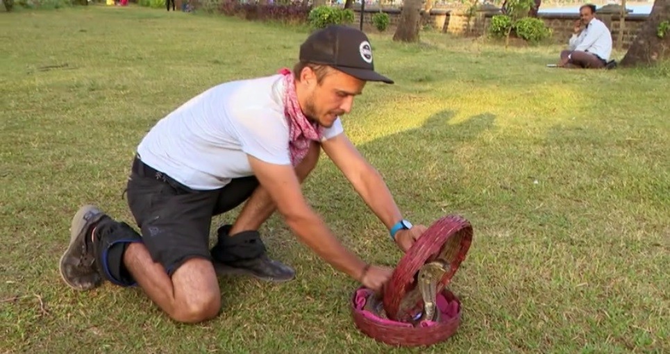 Șerban Copoț bagă m&acirc;na &icirc;n coșul &icirc;n care se afla o cobră! : &rdquo;C&acirc;nd am băgat m&acirc;na și am văzut că șarpele se mișcă, am zic că...&rdquo;