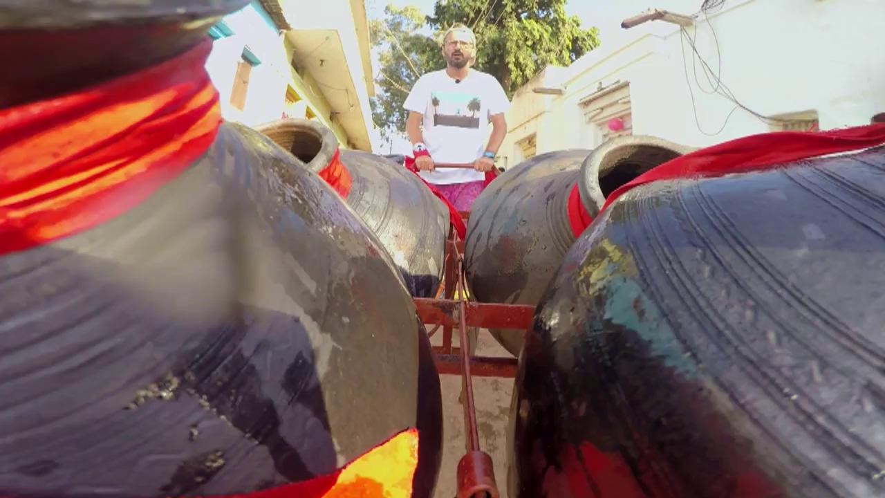 Vedetele au parte de o probă fizică extrem de solicitantă, transportă ulcioare pline cu apă. Teleșpan: Am o hernie cervicală, mă doare foarte tare!