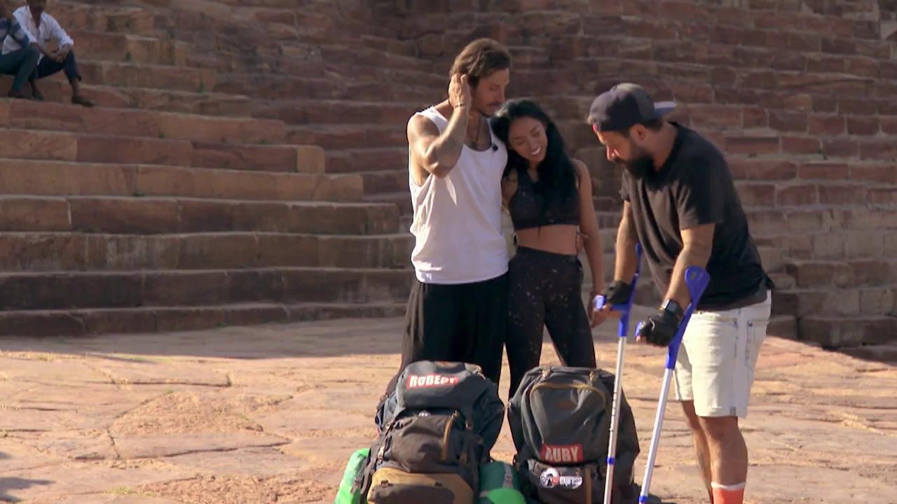 CRBL şi Oase &icirc;și iau la revedere de la concurenţi! CRBL: &rdquo;Primim banii și plecăm. Nu avem de ales&rdquo;