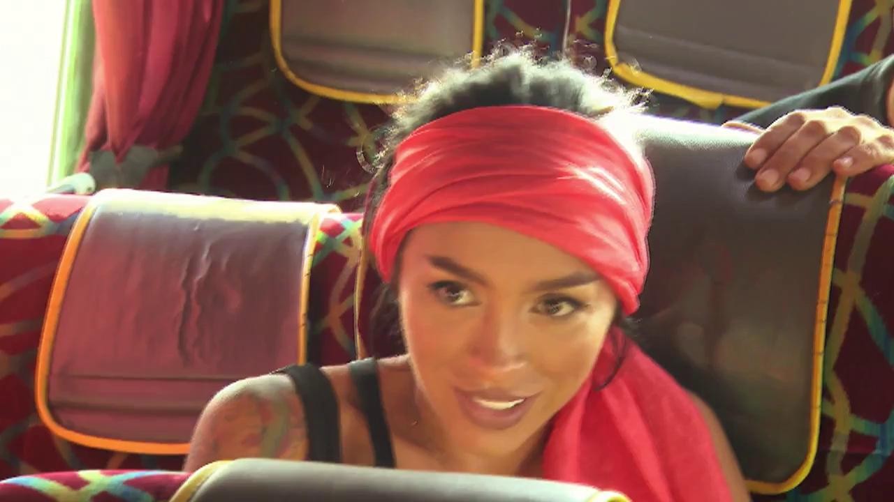 Probă neașteptată. Vedetele trebuie să rezolve un quiz. Fantomă, cimitir sau cruce, care dintre cuvinte nu &icirc;i declanșează Cocuței nevoia de a bate &icirc;n lemn?