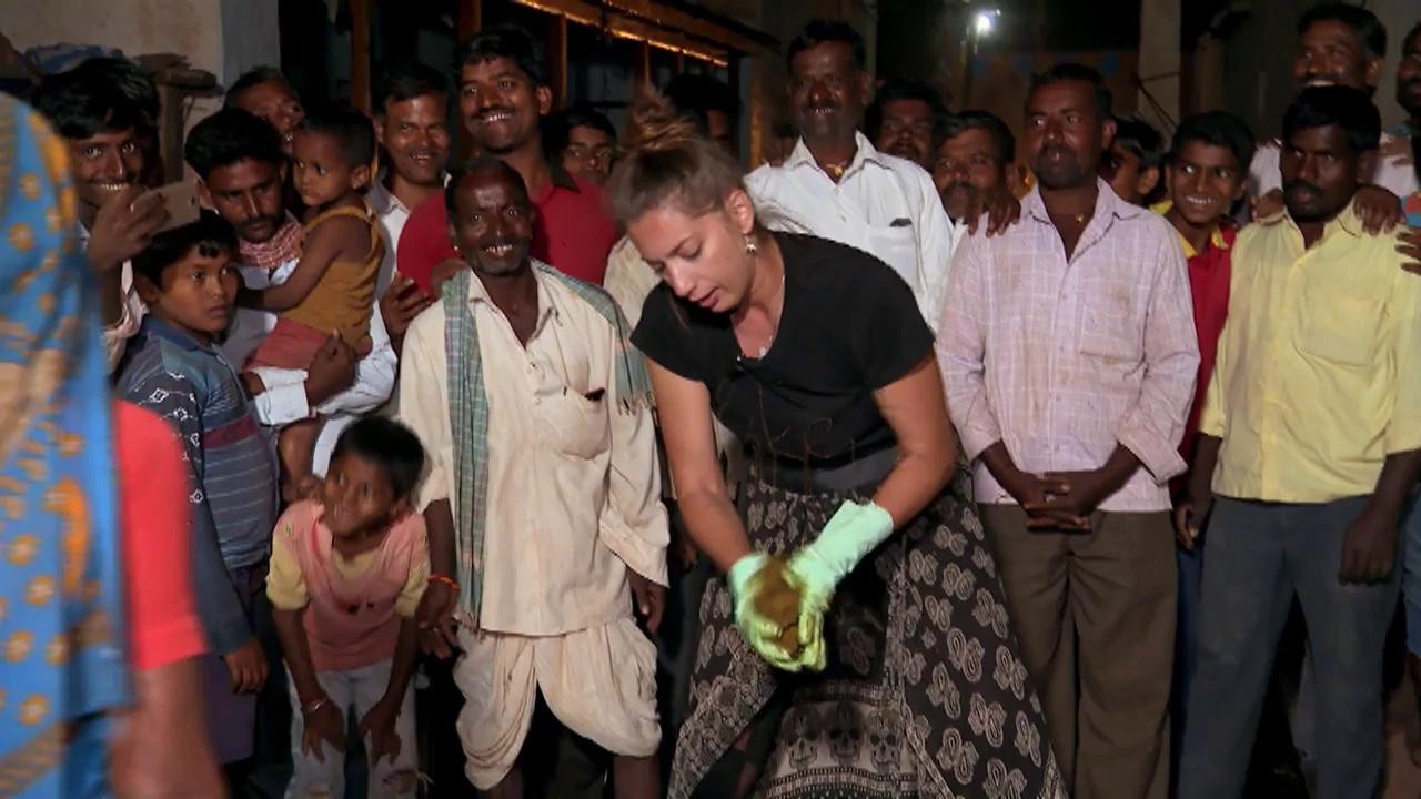 Vedetele din Asia Express au parte de o probă murdară. Șerban Copoț: Trebuie să tencuim cu rahat o casă...