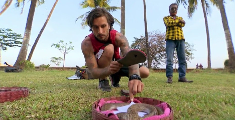 Gest inconștient! Robert, iubitul lui Ruby, bagă m&acirc;na, neprotejat, &icirc;n coșul &icirc;n care se găsea un șarpe: Tactica mea este riscul!