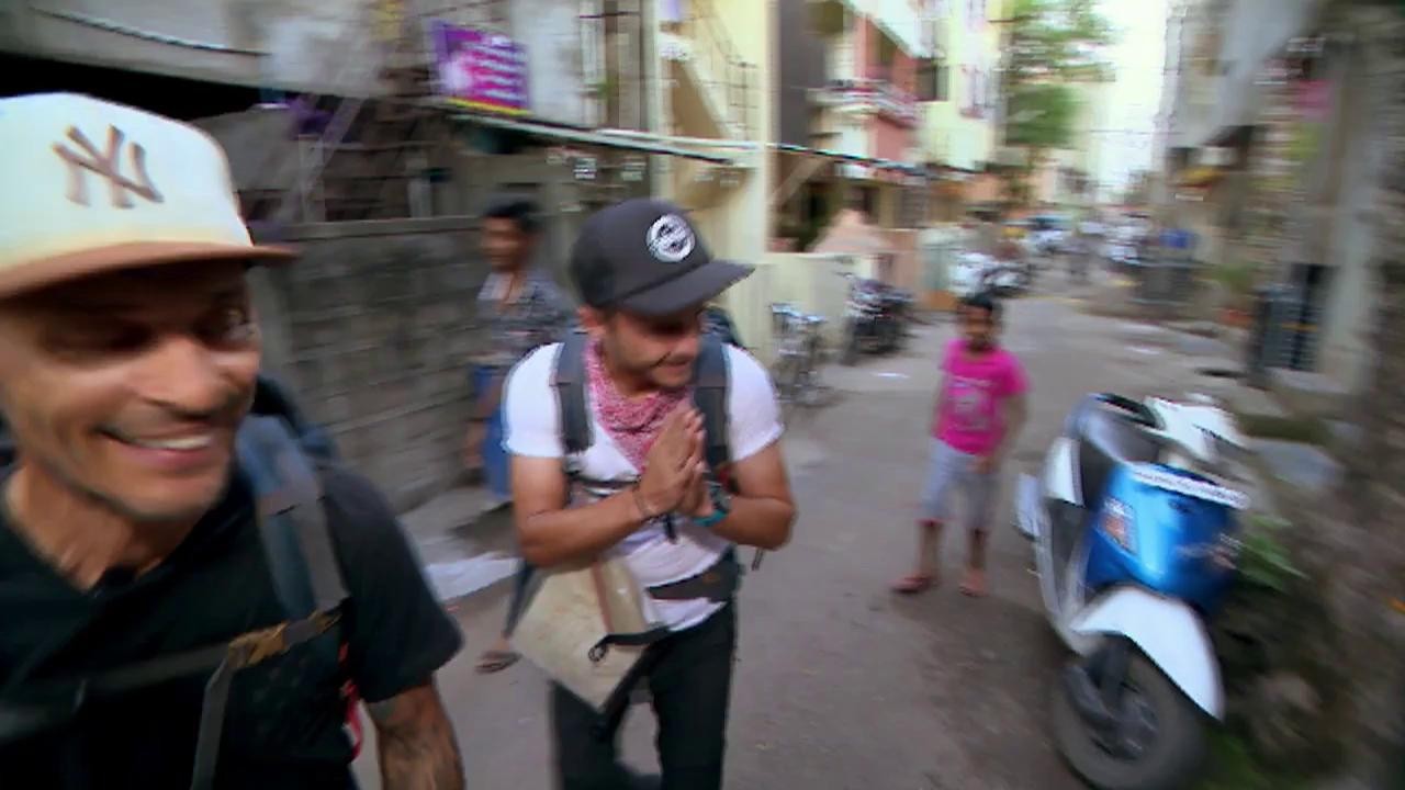 S-a făcut seara, iar concurenții &icirc;și caută cazare. Șerban Copoț: Ni s-au bătătorit nasurile de la c&acirc;te uși ni s-au tr&acirc;ntit! Lumea e z&acirc;mbitoare, p&acirc;nă le ceri ceva...