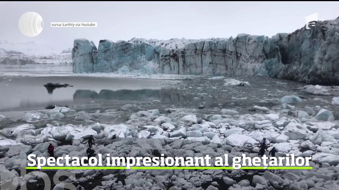 Imagini inedite din Islanda. Un fotograf a surprins momentul &icirc;n care uriaşe bucăţi se desprind dintr-un gheţar, chiar sub privirile unui grup de turişti