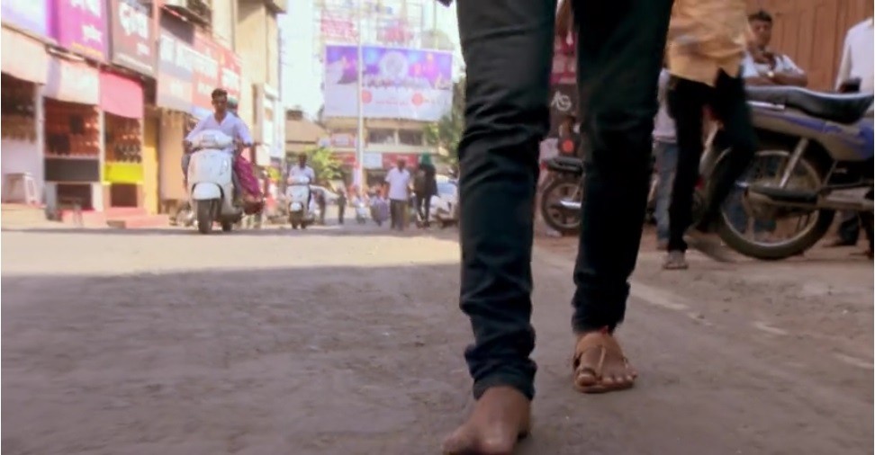 Povestea Cenușăresei, varianta Asia Express. Concurenții caută un om &icirc;ncălțat cu o singură sanda. Cocuța: Vom sta zece ore aici. Nu mai pot