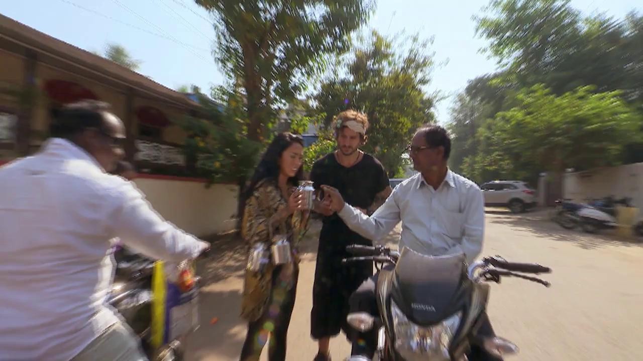 Negocieri ca la piață. Vedetele v&acirc;nd lapte, cu cana! Cocuța: Nu oricine e dispus să bea lapte pe stradă, și să-ți mai dea și bani