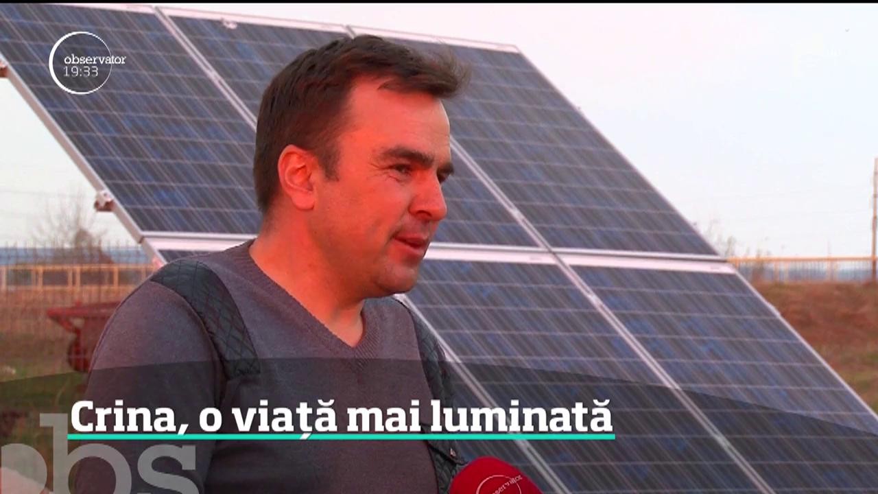 Crina, eleva dintr-un sat din Brașov, care &icirc;nvăța la lumina lum&acirc;nării, a aprins becul şi a trăit o surpriză uriaşă.Trei prieteni din Pitești i-au căutat casa și i-au montat panouri fotovoltaice