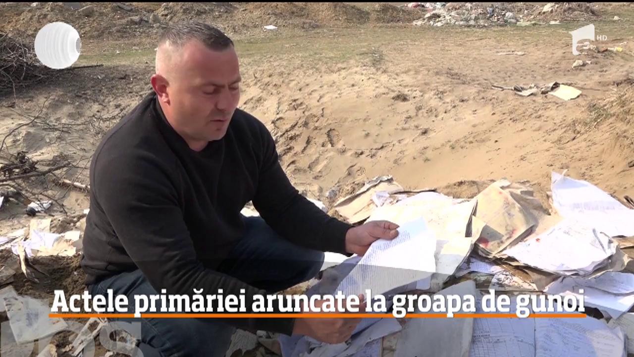Mii de documente oficiale au ajuns la groapa de gunoi &icirc;ntr-o comună din Mehedinţi