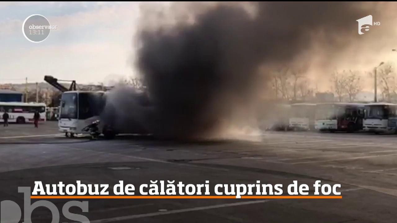 Un incendiu violent a cuprins un autobuz de călători la garajul societăţii de transport public din oraşul Bacău