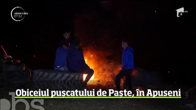 Obicei neobişnuit &icirc;n Ţara Moţilor! Pentru că se apropie Paştele, oamenii de aici alungă spiritele rele cu mult zgomot