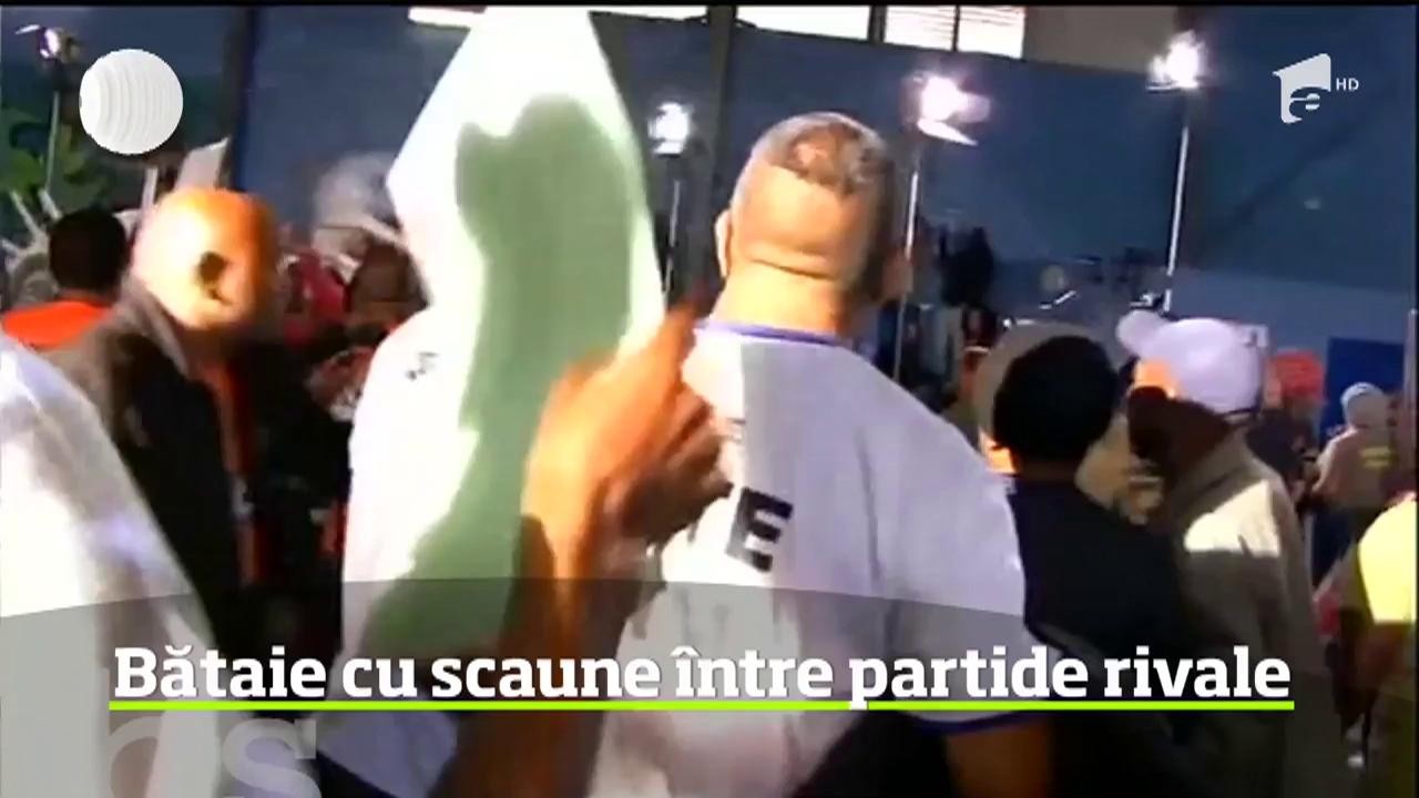 Bătaie cu scaune &icirc;ntre partide rivale, Africa de Sud