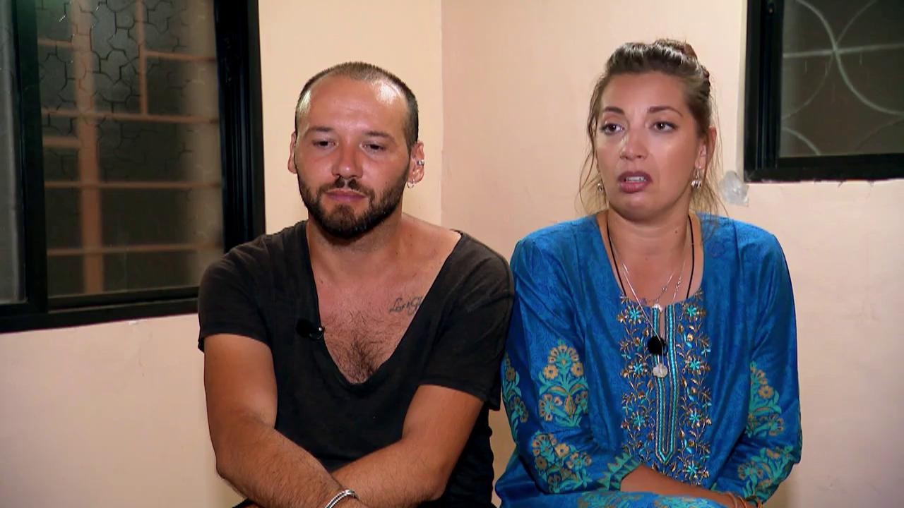 Concurenții fac autostopul către Satara, locul unde se va ține jocul pentru amuletă