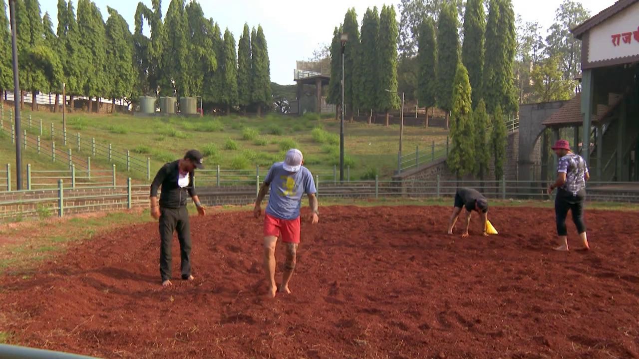 Concurenții caută acul &icirc;n carul cu f&acirc;n! Următorul indiciu se află &icirc;n ringul luptătorilor de kushti