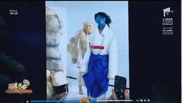 Smiley News. Așa te &icirc;mbraci c&acirc;nd nu ai bani să-ți iei bagaj la cală. Prezentare de modă