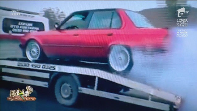 Smiley News. Drifturi pe platforma de tractări auto. C&acirc;nd ți se strică mașina, dar roțile din spate mai funcționează...