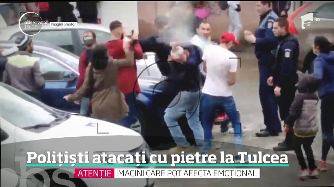 Scene ca-n Vestul Sălbatic &icirc;n plină stradă, &icirc;n Tulcea! Zeci de agresori au atacat cu pietre poliţiştii