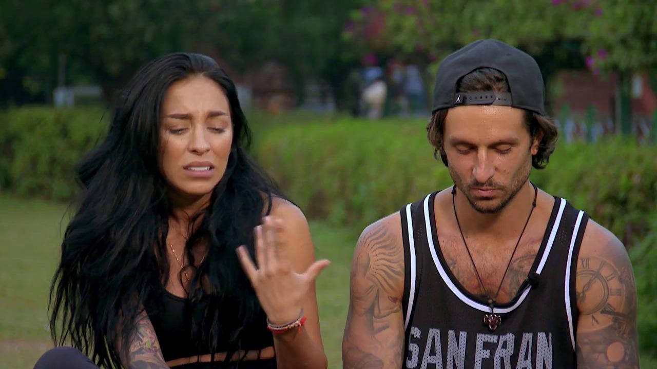 Misiunea care le-a &icirc;ntors stomacul pe dos concurenţilor! Au fost nevoiţi să măn&acirc;nce creier şi testicule de ţap! Ruby: "Parcă m&acirc;ncam o grămadă de muci!"