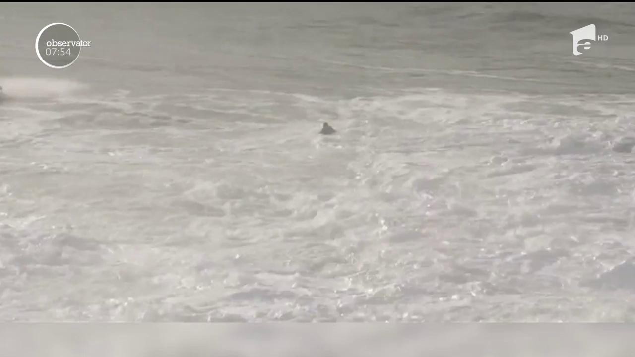 Imagini spectaculoase surprinse pe o plajă din Portugalia, după ce un surfer a fost dobor&acirc;t de un val uriaş