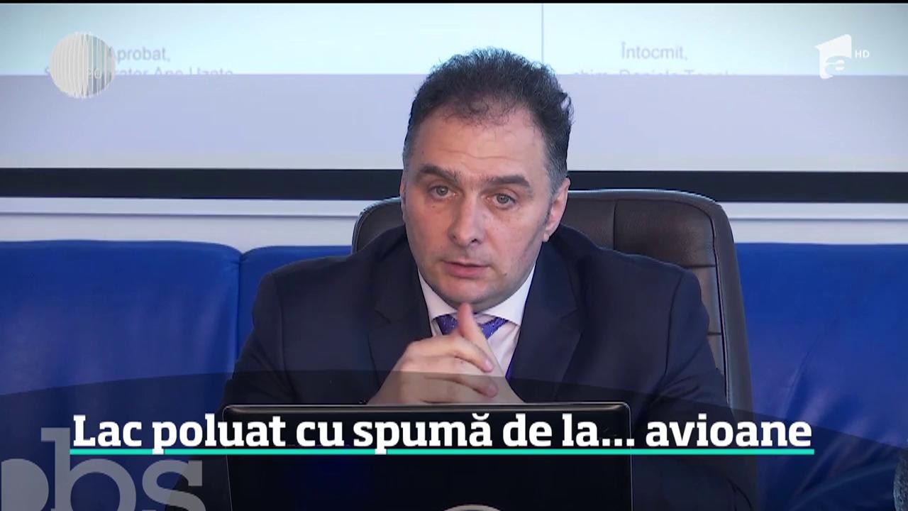 Un lac aflat &icirc;n apropierea Aeroportului din Iaşi a fost poluat cu spumă