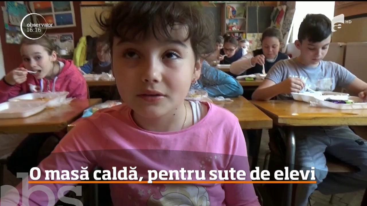 O primărie şi o şcoală dintr-o comună bistriţeană oferă o masă caldă pentru sute de elevi din clasele I-VIII!