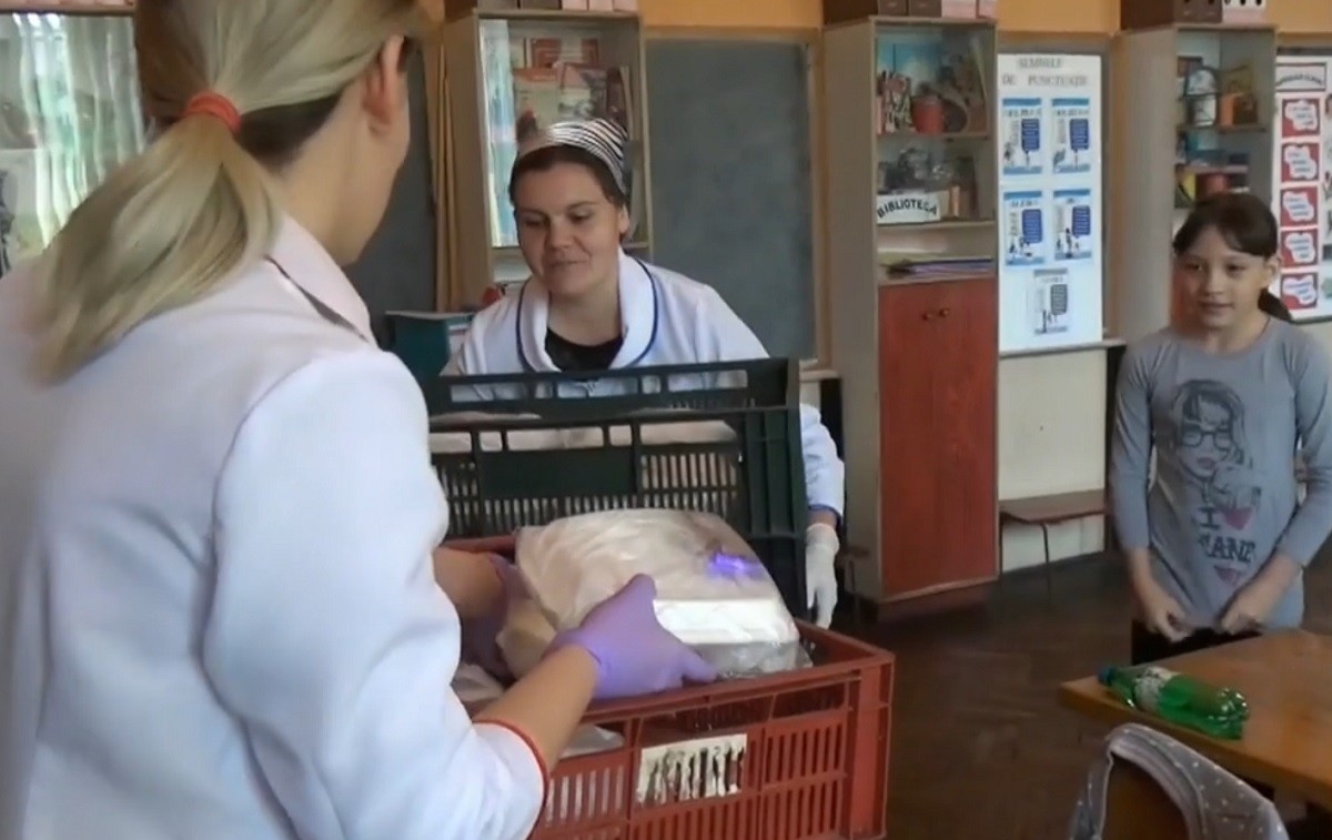 O primărie şi o şcoală din comuna Rodna, masă caldă pentru elevi