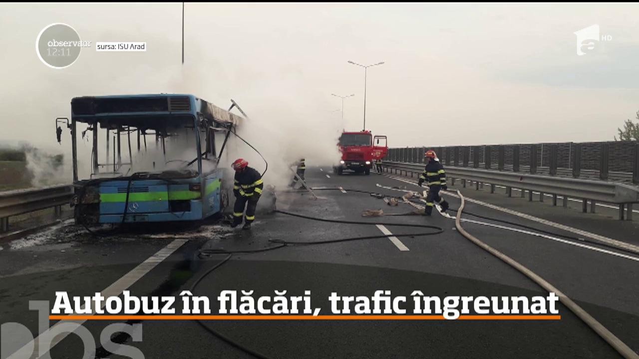 Un autobuz a luat foc pe autostrada care face legătura &icirc;ntre Arad şi Timişoara