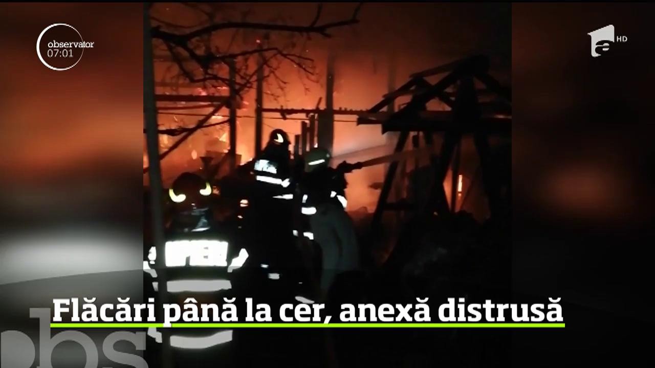 Un incendiu violent a izbucnit la o anexă dintr-o gospodărie aflată &icirc;n oraşul C&acirc;mpeni, iar salvatorii s-au mobilizat cu trei autospeciale