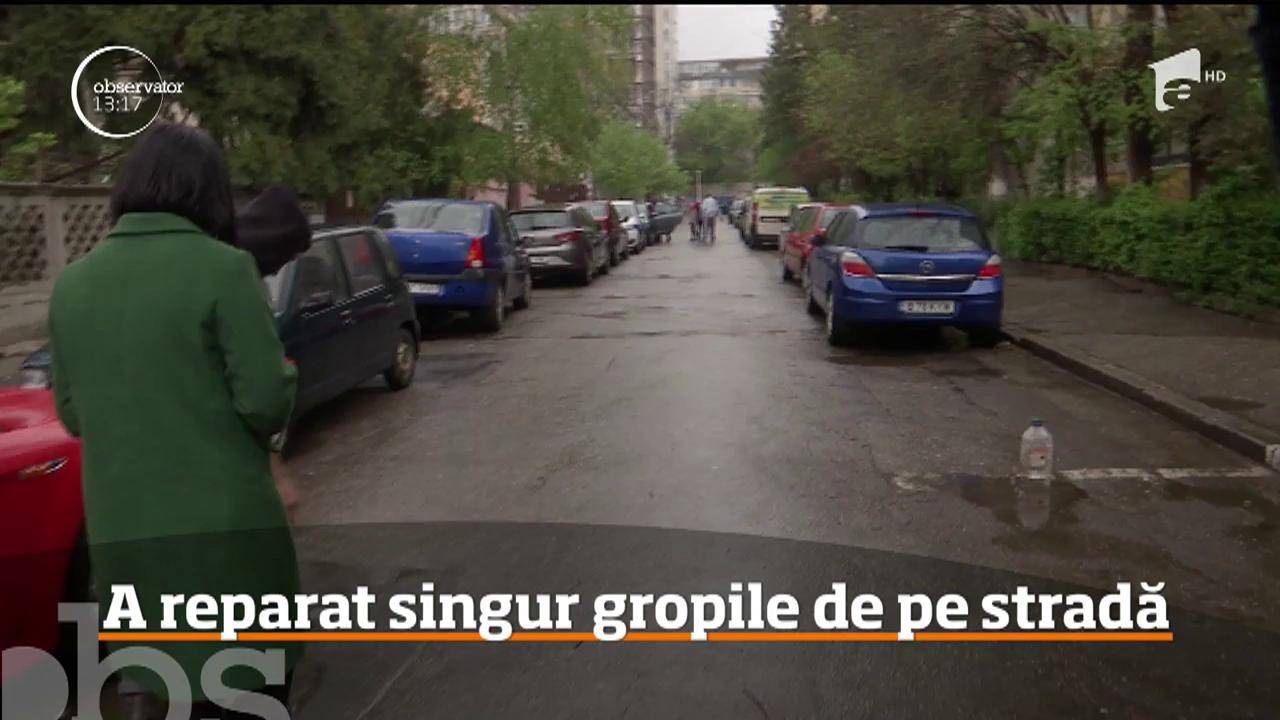 Sătul de gropile de pe strada lui, un t&acirc;năr din Bucureşti s-a apucat să le astupe aşa cum s-a priceput mai bine!