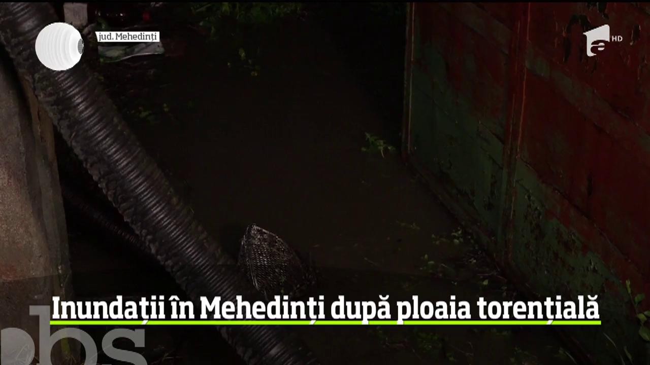 O ploaie torenţială de c&acirc;teva zeci de minute a făcut mari probleme &icirc;n Strehaia, judeţul Mehedinţi