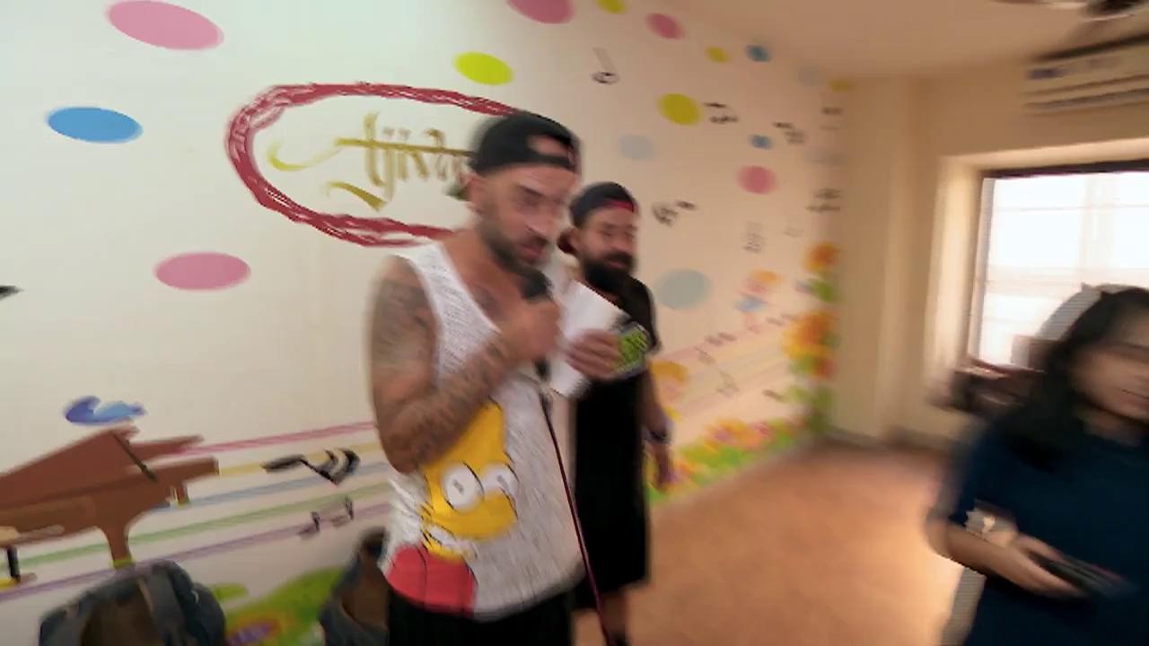 Concurenții de la "Asia Express" au făcut karaoke pe melodia "Mundian To Bach Ke"