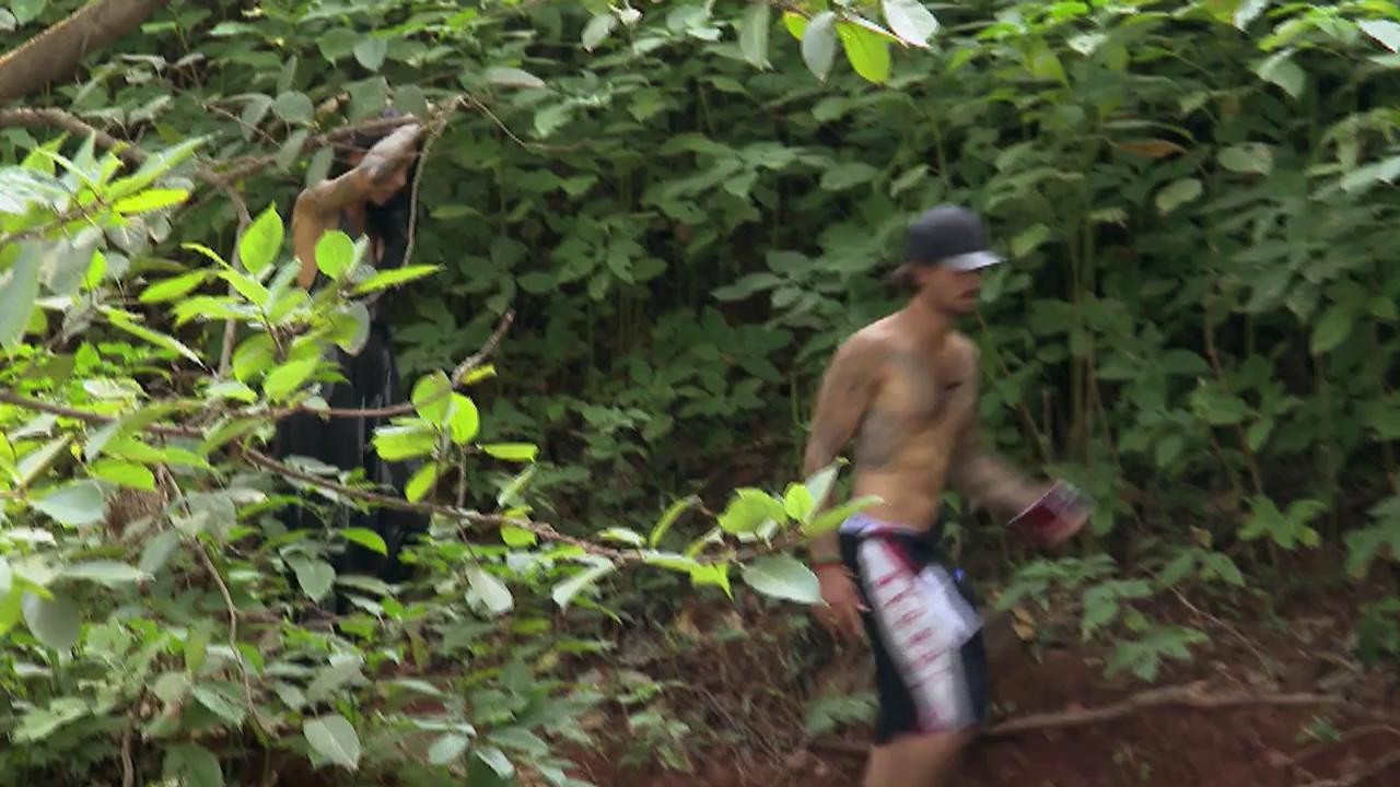 Finaliştii au fost nevoiţi să facă alpinism pe st&acirc;nca "Nasul ducelui"! Au avut de compus o frază din cuvintele găsite pe traseu!