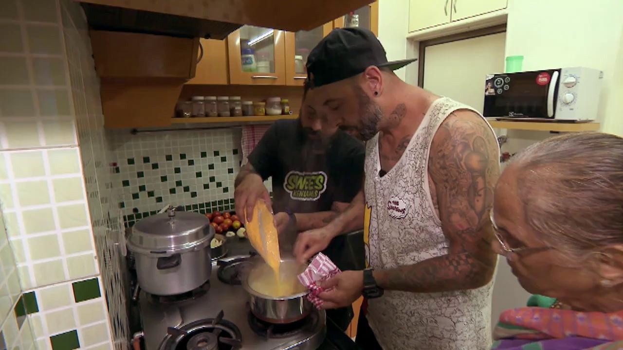 Concurenții au ajuns la cratiță! Fac m&acirc;ncare rom&acirc;nească pentru cei care i-au primit &icirc;n casă: Mama s-ar supără dacă nu o să-mi iasă mămăliga!