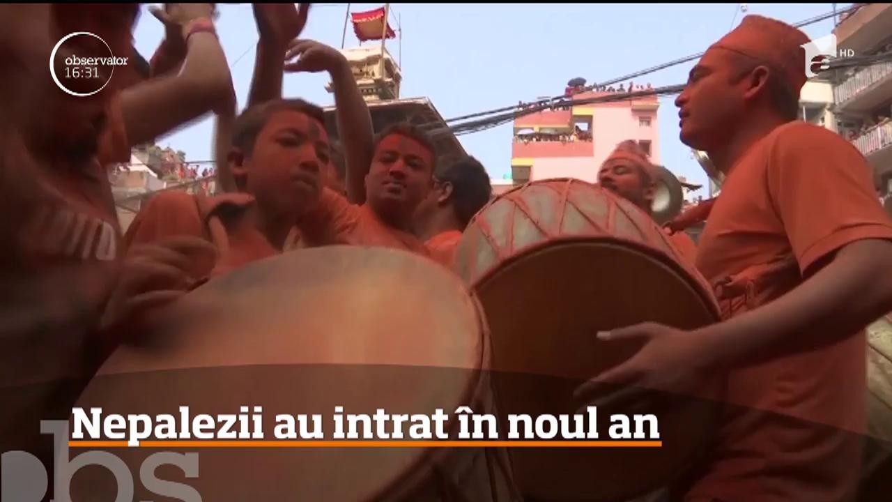 Nepalezii au intrat &icirc;n noul an. Localnicii s-au &icirc;mproşcat cu o pudră roşie şi au c&acirc;ntat la tobe